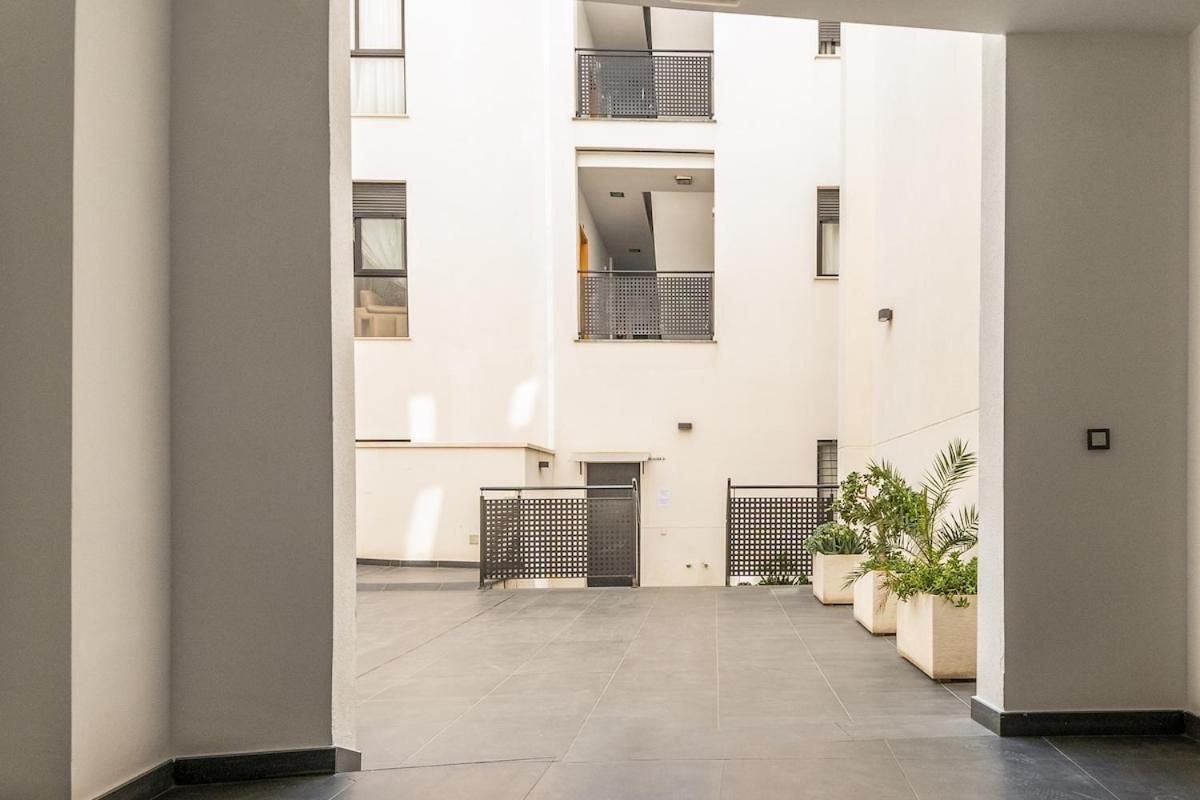-Malagasunapts- Modern Citycentre Pool&Parking Екстер'єр фото